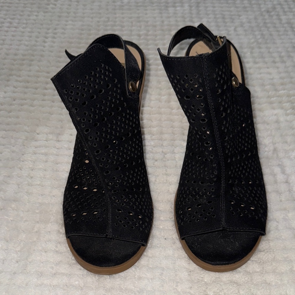 ✨🖤 Like New - DV Black Perforated Heeled Sandals – Women’s Size 6.5 - Picture 2 of 10